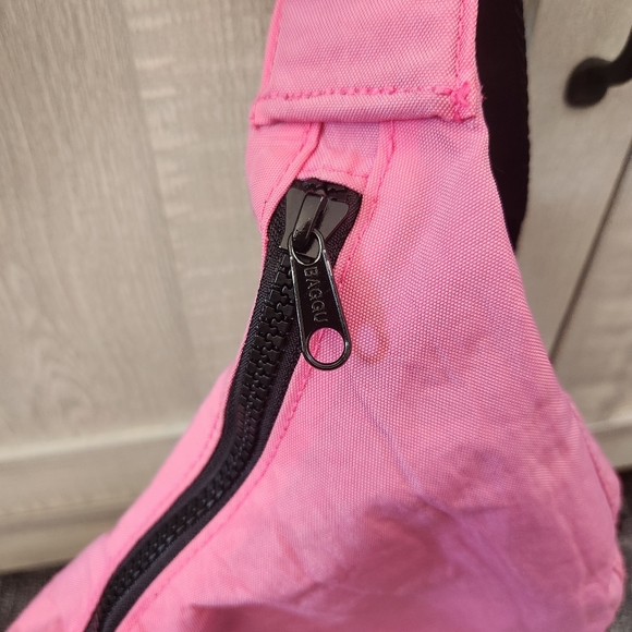 Baggu Medium Crescent Nylon Shoulder Bag - Picture 8 of 10